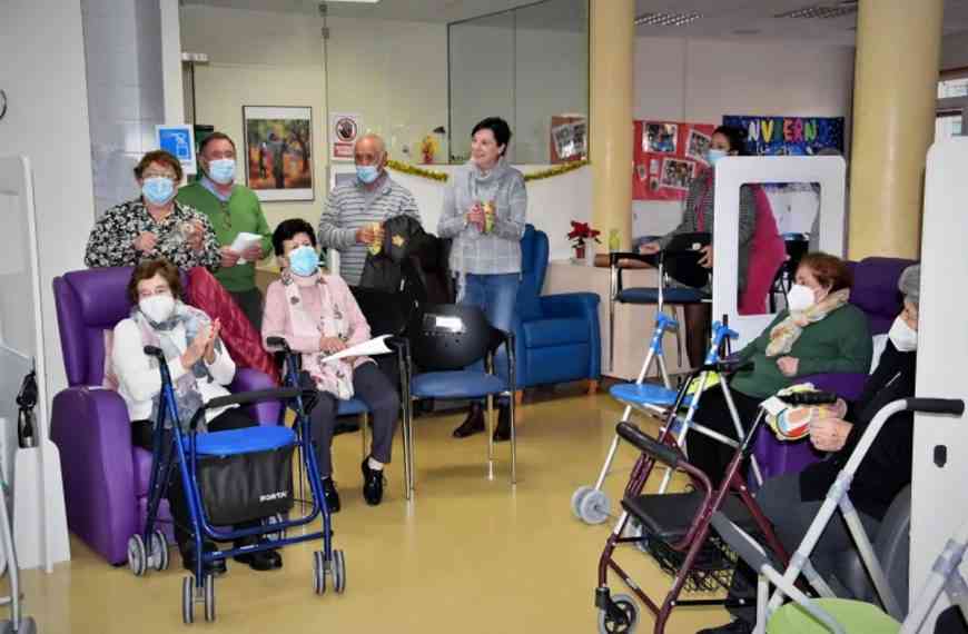 Usuarios y usuarias del Servicio de Estancias Diurnas recibieron visita navideña de la  Asociación de Jubilados y Pensionistas de Miguelturra este 28 de diciembre