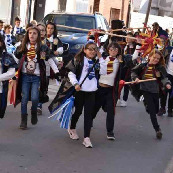 Los escolares de los centros educativos de Miguelturra han llevado a las calles el colorido y la alegría del Carnaval 2023