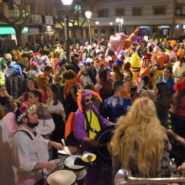 Las máscaras callejeras desbordaron las calles de Miguelturra en una de las jornadas más coloridas del célebre Carnaval Churriego 2023