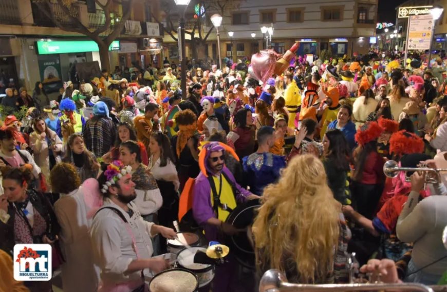 Las máscaras callejeras desbordaron las calles de Miguelturra en una de las jornadas más coloridas del célebre Carnaval Churriego 2023