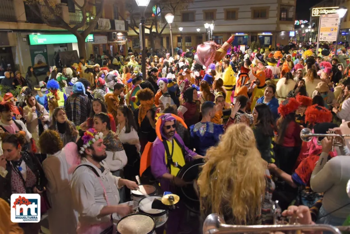Las máscaras callejeras desbordaron las calles de Miguelturra en una de las jornadas más coloridas del célebre Carnaval Churriego 2023