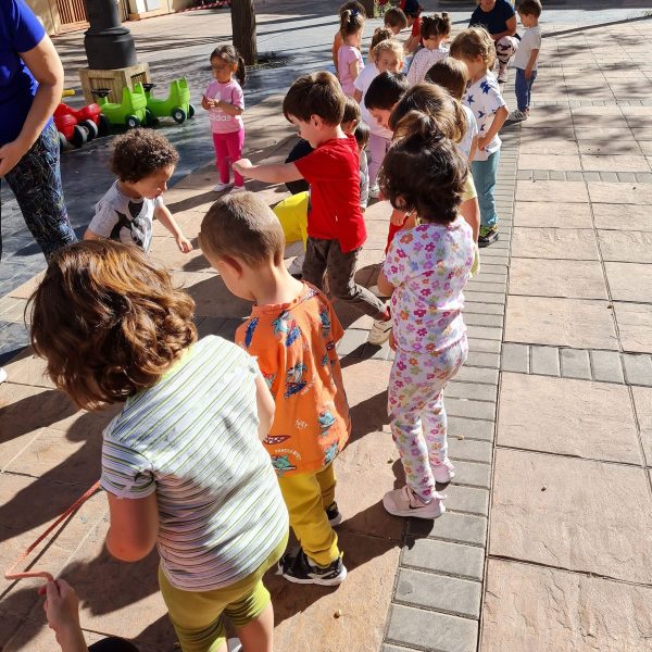 Con una mañana de juegos y actividades ha celebrado el Día de la Educación Física en la Calle, la Escuela Infantil Pelines de Miguelturra