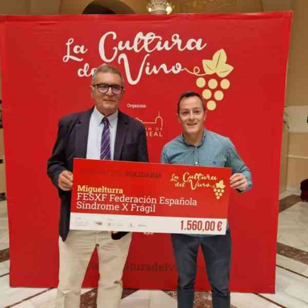 El teniente de alcalde de Miguelturra, Diego Rodríguez ha recibido el cheque solidario de La Cultura del Vino de 1.560 euros destinados a la Federación Española Síndrome por Frágil