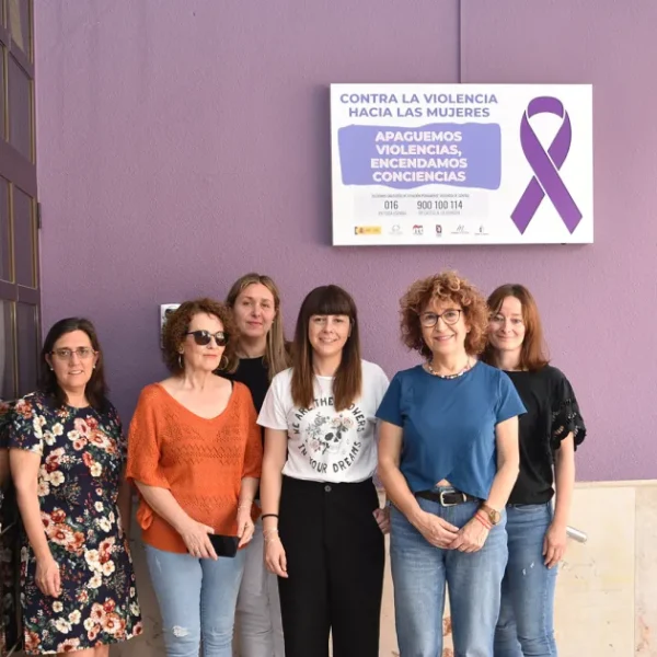 Laura Arriaga y María Montarroso presentan nueva señalización contra la violencia de género bajo el lema "Apaguemos violencias, encendamos conciencias"
