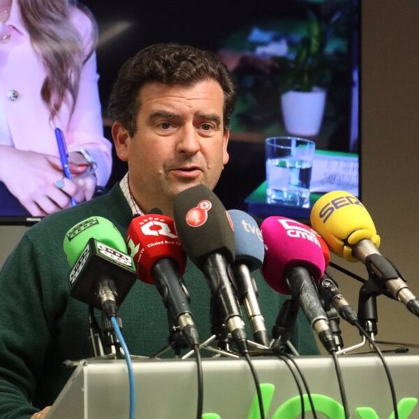 Vox se alía con el PP para establecer gobiernos «sólidos y estables» en 9 ciudades de Ciudad Real, incluyendo la capital.