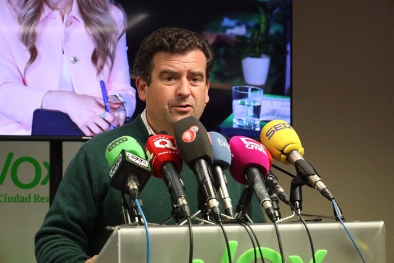 Vox se alía con el PP para establecer gobiernos «sólidos y estables» en 9 ciudades de Ciudad Real, incluyendo la capital.