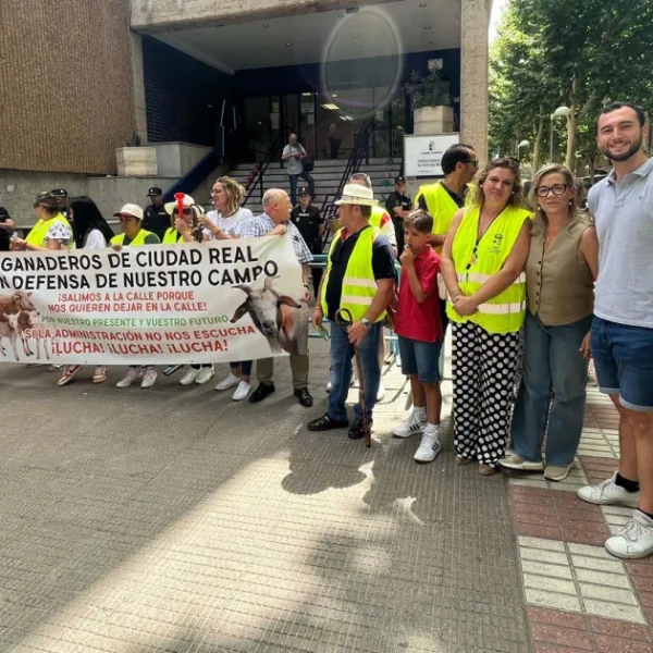 El concejal de Agricultura, Luis Vinuesa, muestra su apoyo al sector ganadero en la manifestación por soluciones