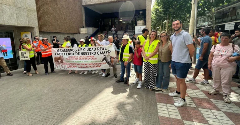 El concejal de Agricultura, Luis Vinuesa, muestra su apoyo al sector ganadero en la manifestación por soluciones