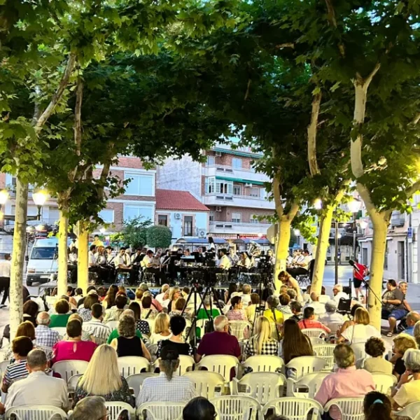 El concierto del «Solsticio de Verano» en la Plaza de la Constitución llena de música y alegría al público