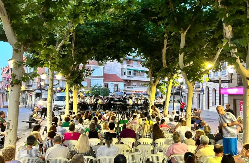 El concierto del «Solsticio de Verano» en la Plaza de la Constitución llena de música y alegría al público