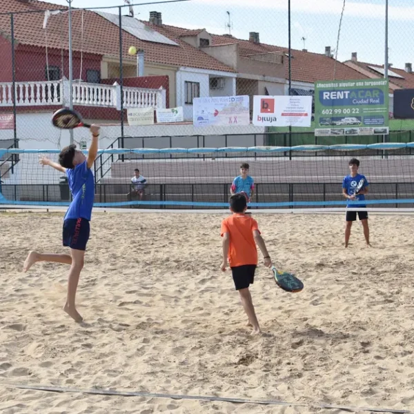 El parque Rivas Moreno acoge la cuarta edición del Torneo de Pádel Playa benéfico para el Síndrome X Frágil