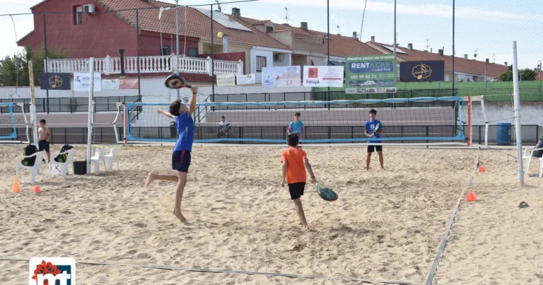 El parque Rivas Moreno acoge la cuarta edición del Torneo de Pádel Playa benéfico para el Síndrome X Frágil