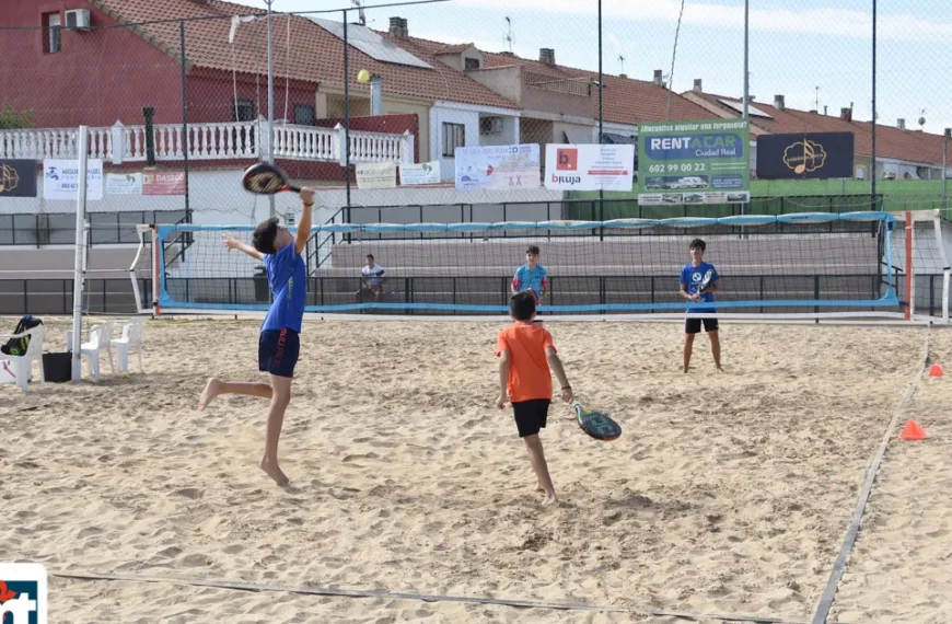 El parque Rivas Moreno acoge la cuarta edición del Torneo de Pádel Playa benéfico para el Síndrome X Frágil