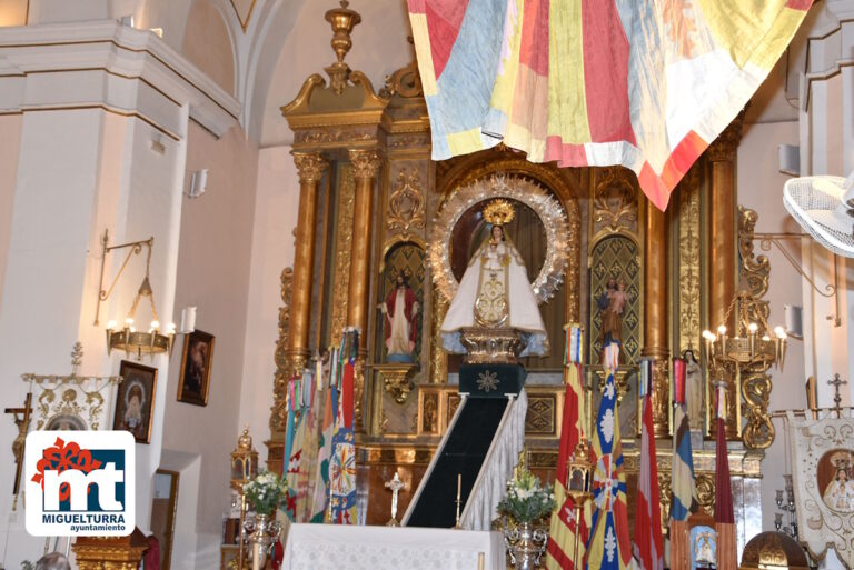 Bajada la imagen de la Patrona de Miguelturra, la Virgen de la Estrella,  desde su Camarín hasta el Altar Mayor por la Feria y Fiestas 2023