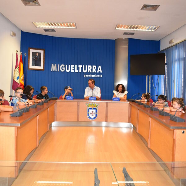 Una visita al Ayuntamiento de Miguelturra realizaron los niños y niñas que participan en el Aula y la Escuela de Verano