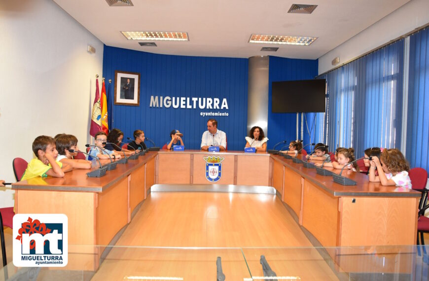 Una visita al Ayuntamiento de Miguelturra realizaron los niños y niñas que participan en el Aula y la Escuela de Verano