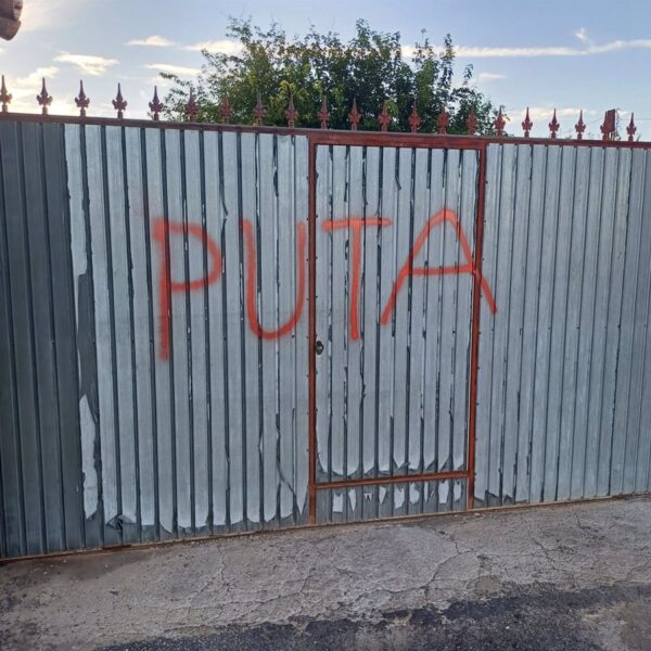Concejal de Vox denuncia acto vandálico en su domicilio: «puta» pintado en la puerta. PP muestra soporte y condena el suceso.
