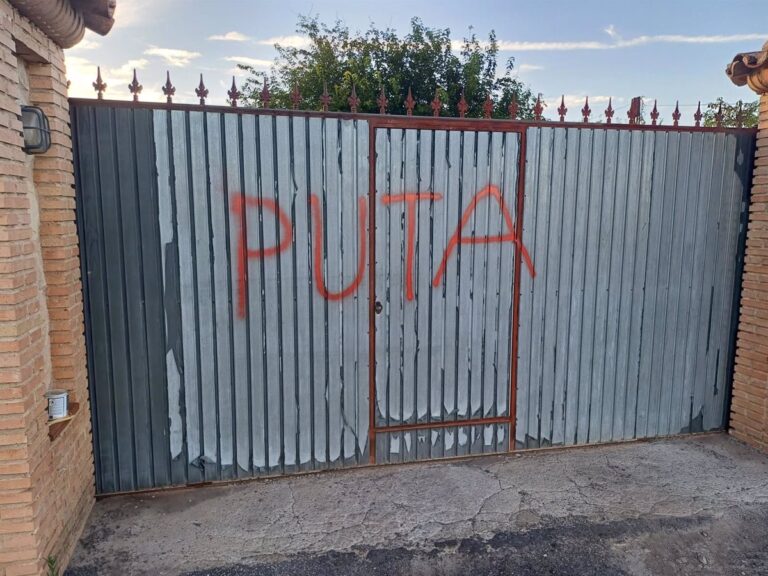 Concejal de Vox denuncia acto vandálico en su domicilio: «puta» pintado en la puerta. PP muestra soporte y condena el suceso.