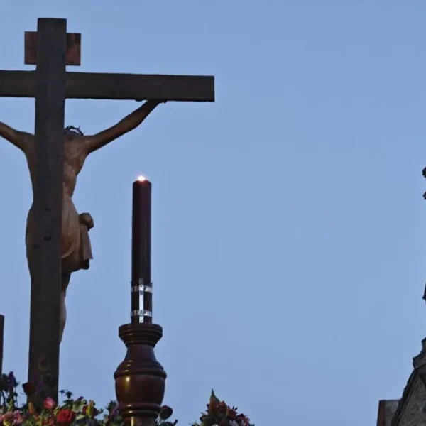 Celebrando el quincuagésimo aniversario de la Hermandad, el Santísimo Cristo de la Piedad realiza una procesión extraordinaria