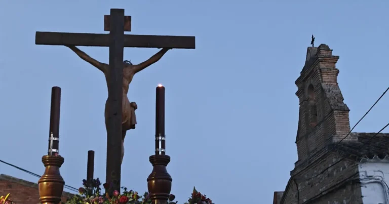 Celebrando el quincuagésimo aniversario de la Hermandad, el Santísimo Cristo de la Piedad realiza una procesión extraordinaria