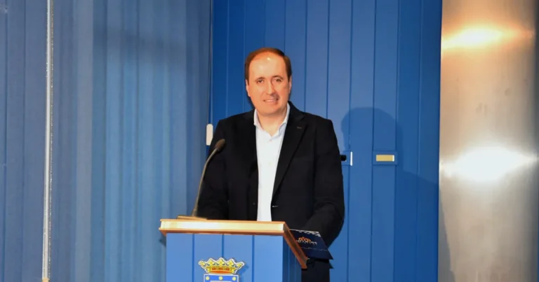 El alcalde de Miguelturra explica la modificación de las ordenanzas fiscales de agua y basura ante la ciudadanía.