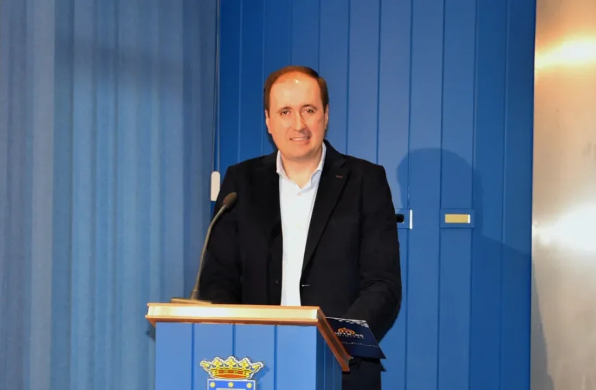 El alcalde de Miguelturra explica la modificación de las ordenanzas fiscales de agua y basura ante la ciudadanía.