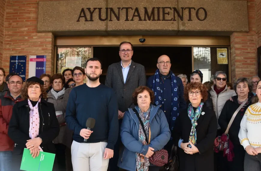 Miguelturra conmemora el Día Mundial contra el Cáncer con un acto institucional y colocación de una pancarta en el balcón del Consistorio: Unidos en la lucha contra el cáncer