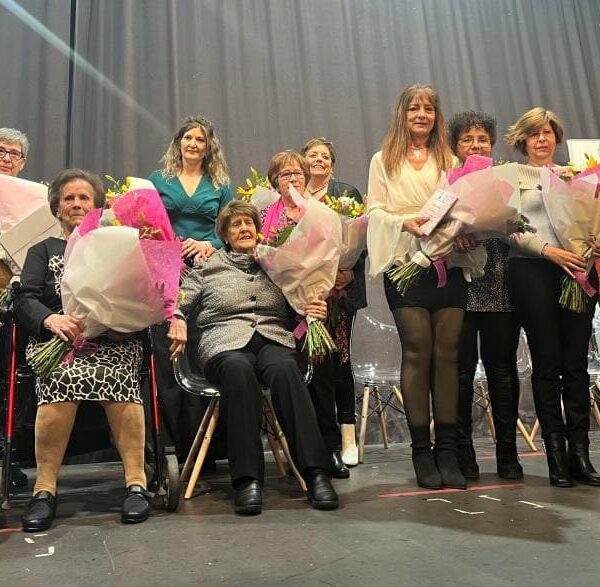 Corral de Calatrava homenajea la longevidad de 5 mujeres y a sus trabajadoras de ayuda a domicilio