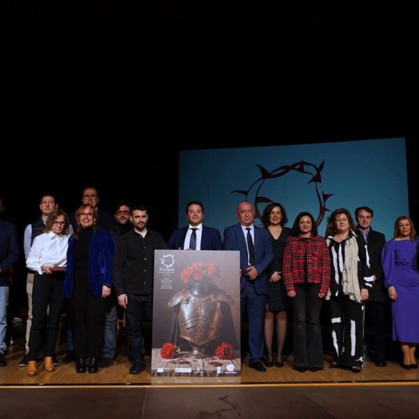 El  cartel “Armadura, claveles, monedas y mantillas”, de Pablo Caballero, anunciará la Ruta de la Pasión Calatrava 2024 camino de su internacionalización
