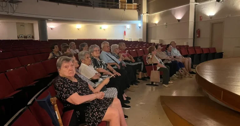 Cine Bajo las Estrellas: Un Verano de Películas para los Mayores