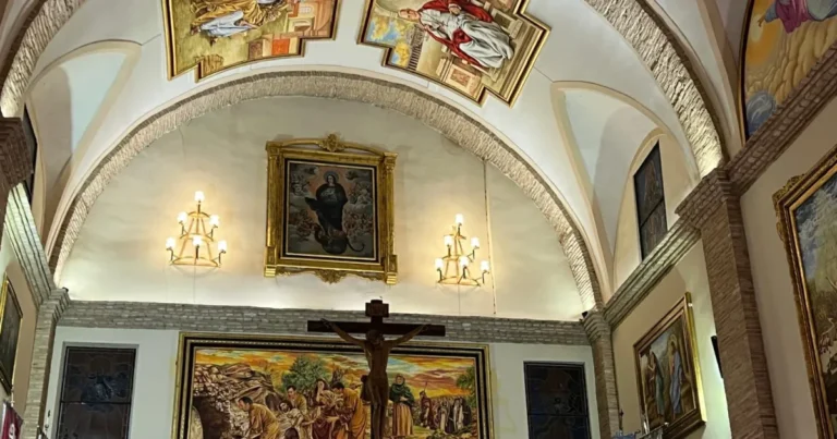 Descubrimiento Cultural: La Asociación Malastardes Reúne a un Centenar de Personas en «Los Pilares de la Tierra»