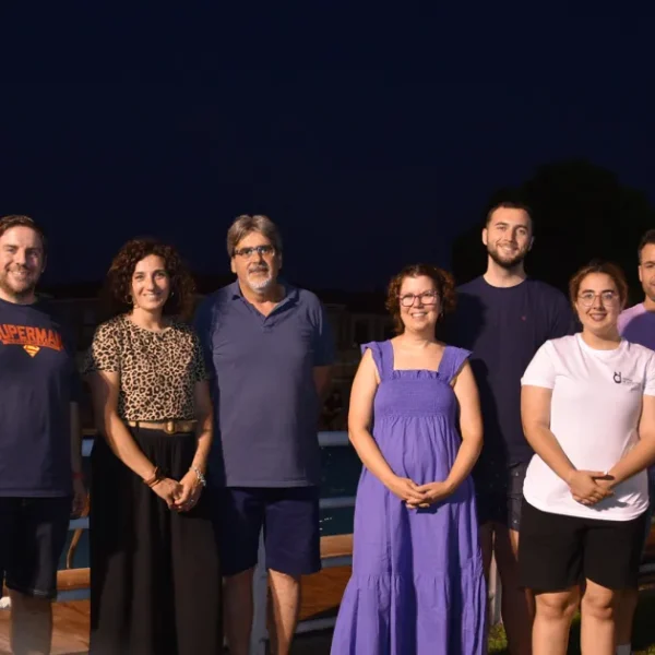 Las ‘Noches Encantadas’ Transforman la Piscina Municipal en un Oasis Nocturno