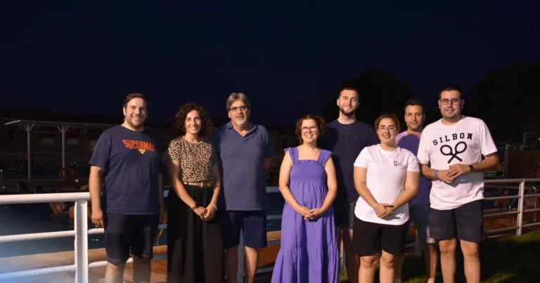 Las ‘Noches Encantadas’ Transforman la Piscina Municipal en un Oasis Nocturno
