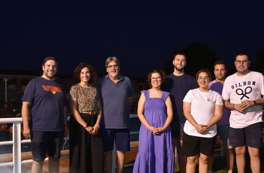 Las ‘Noches Encantadas’ Transforman la Piscina Municipal en un Oasis Nocturno