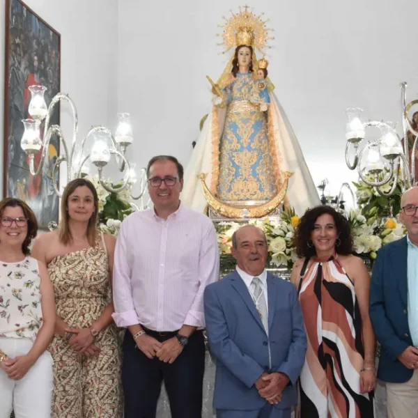 Procesión Festiva: La Virgen de Nuestra Señora de la Salud Ilumina el Barrio en su Día Grande