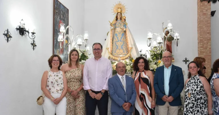 Procesión Festiva: La Virgen de Nuestra Señora de la Salud Ilumina el Barrio en su Día Grande