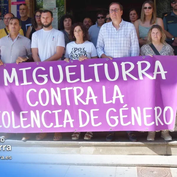 Solidaridad y respeto: minuto de silencio en el Ayuntamiento por las víctimas de violencia de género