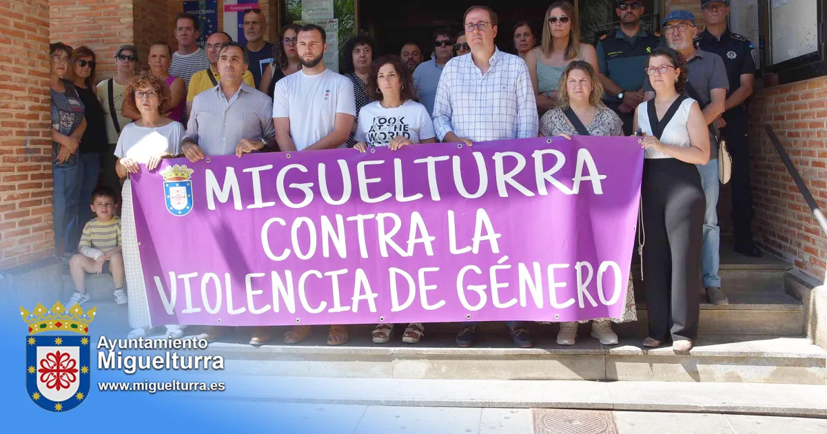 Solidaridad y respeto: minuto de silencio en el Ayuntamiento por las víctimas de violencia de género