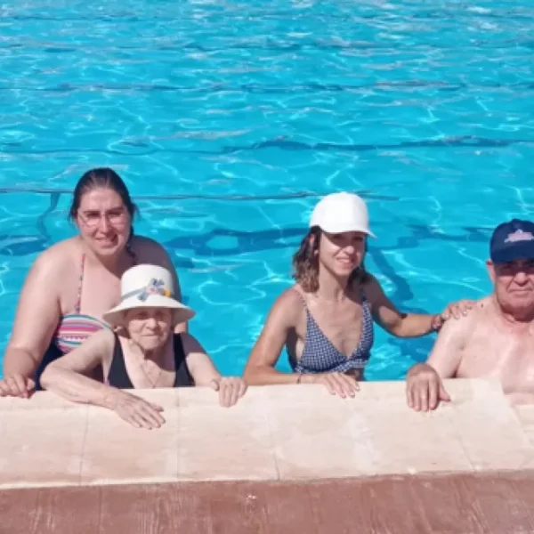 Usuarios del Centro de Día y Centro de Mayores disfrutan de actividades acuáticas en la piscina