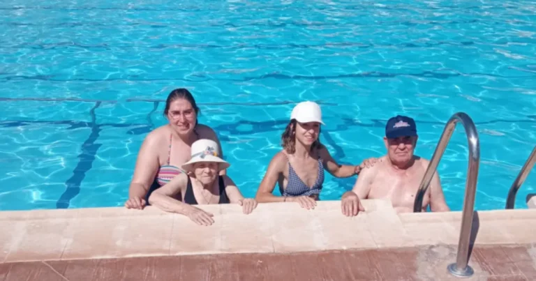 Usuarios del Centro de Día y Centro de Mayores disfrutan de actividades acuáticas en la piscina