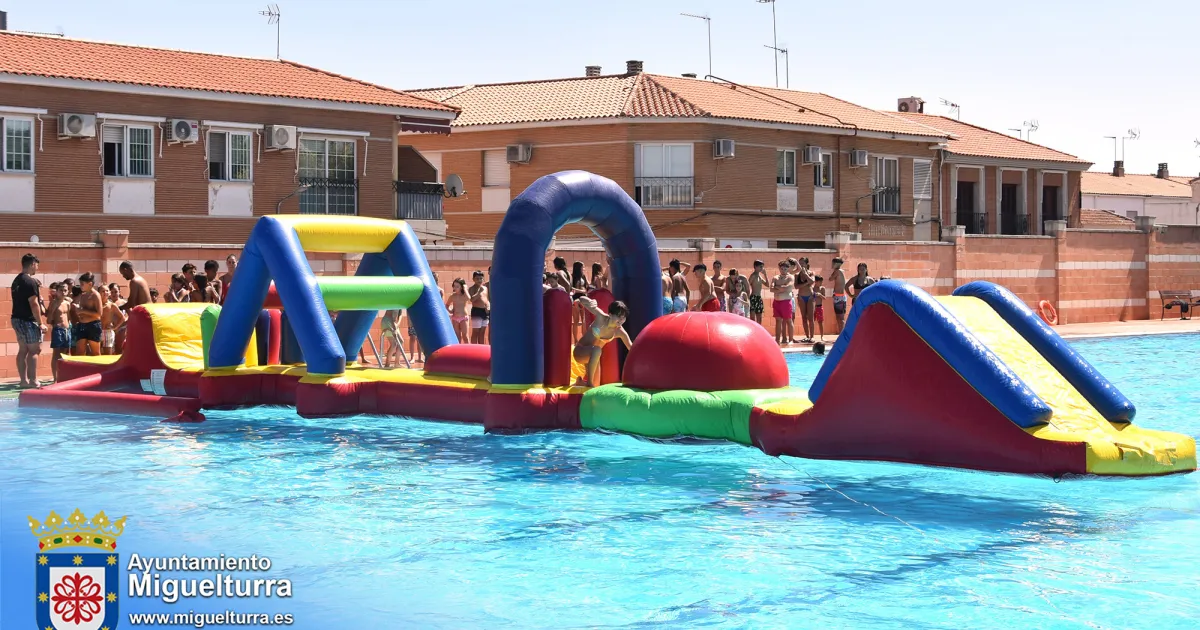 Diversión acuática para cientos de niños en la Piscina Municipal