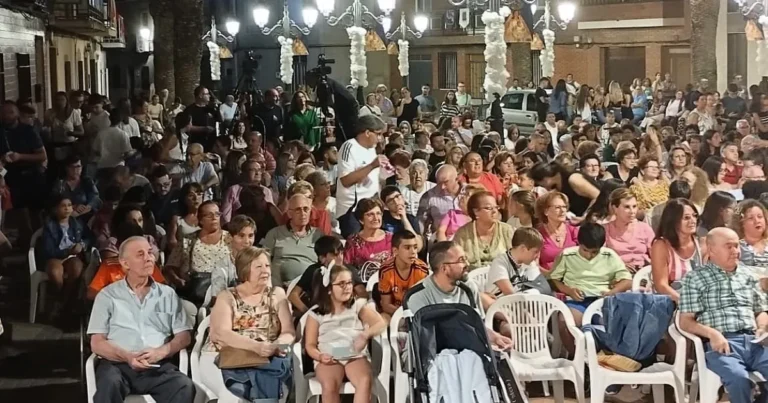 Gran Éxito del Bingo Solidario en la Plaza de la Virgen: Cientos de Participantes se Unen por una Buena Causa