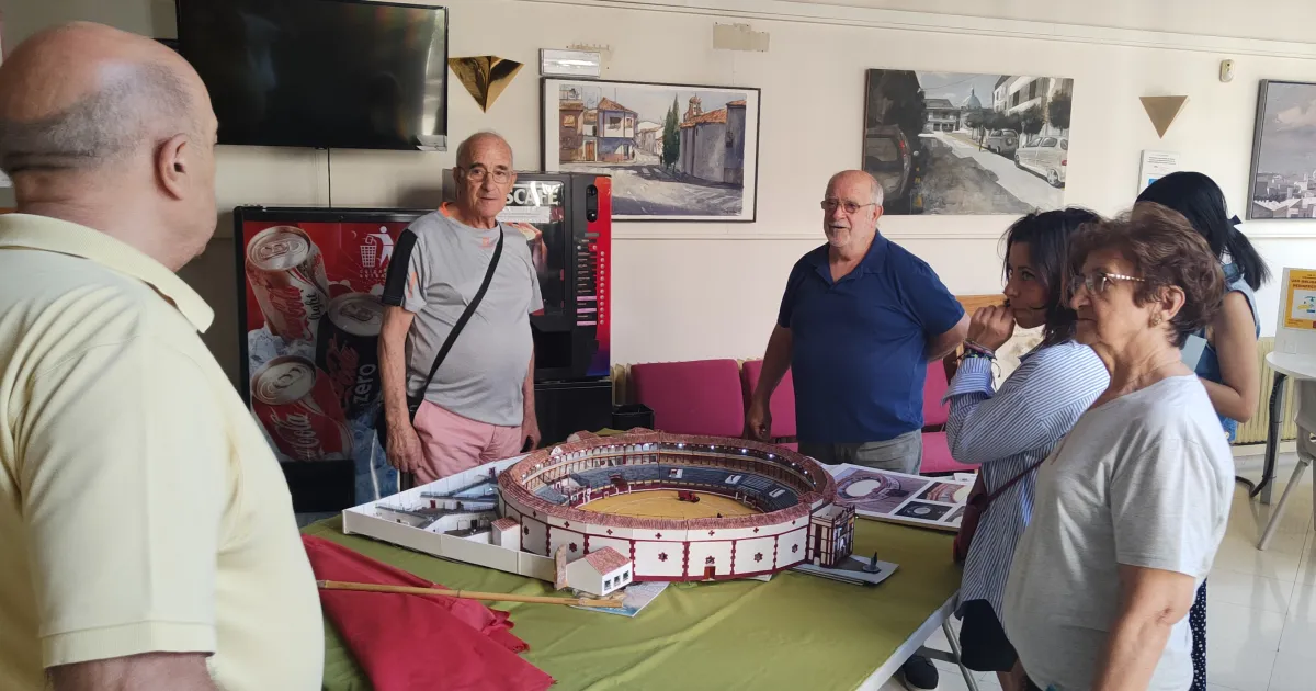 Juan José Moreno Gil Presenta Modelo a Escala de la Plaza de Toros en Miguelturra’s Casa de Cultura