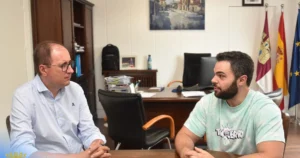 Luis Ramón Mohíno felicita a Ángel Ocaña por su logro como el decimocuarto mejor tubista del mundo