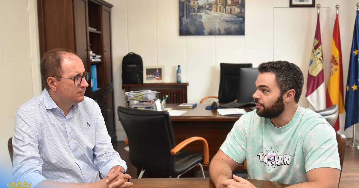 Luis Ramón Mohíno felicita a Ángel Ocaña por su logro como el decimocuarto mejor tubista del mundo