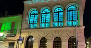 Centro de Día de Miguelturra se tiñe de azul turquesa en apoyo a la dislexia