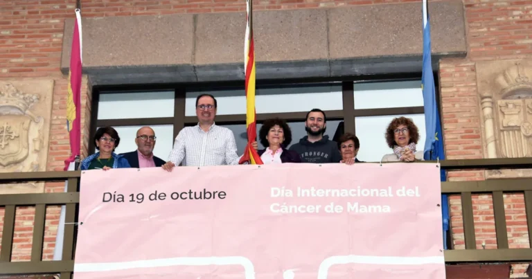 El Ayuntamiento se une a la lucha contra el Cáncer de Mama con un gesto simbólico