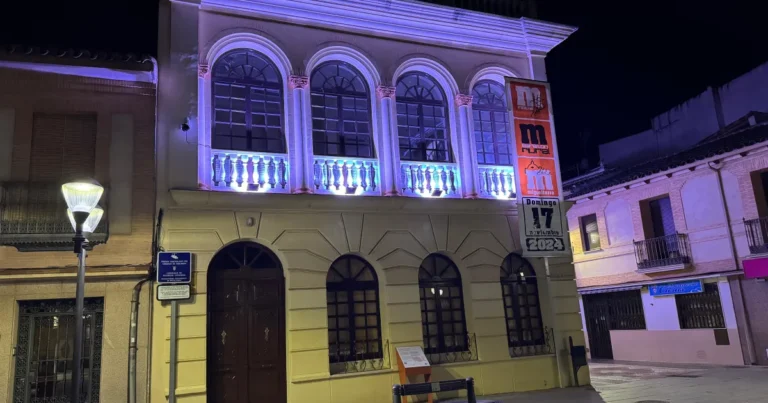 El Centro de Día Brilla con Nueva Iluminación Permanente