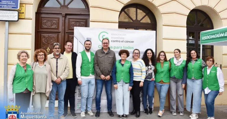Éxito Educativo en la Plaza: Niños de Primaria se Sumergen en la Ciencia