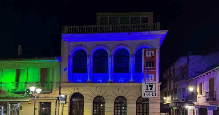 El Ayuntamiento Ilumina de Azul el Centro de Día en Conmemoración del Día Mundial de la Diabetes